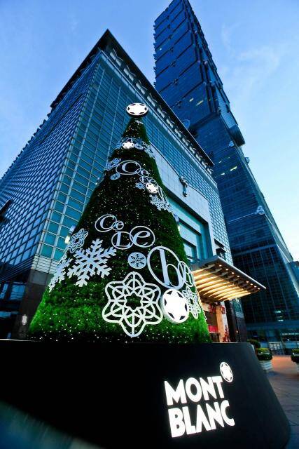 万宝龙_万宝龙六角白星雪花耶诞树耸立台北101 Mall信义广场