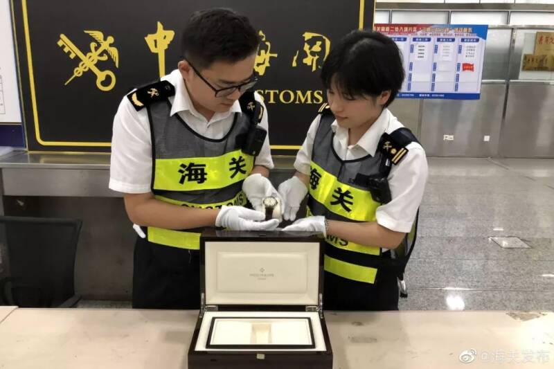 理查德米勒2000万手表_戴着1930万的手表通关，涉嫌走私偷税1000万。