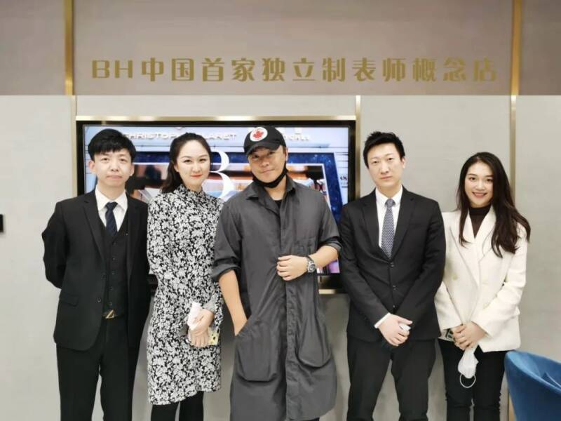 女的买手表买什么品牌的_目测|看他们来了！陈思诚和李晨来探店了！