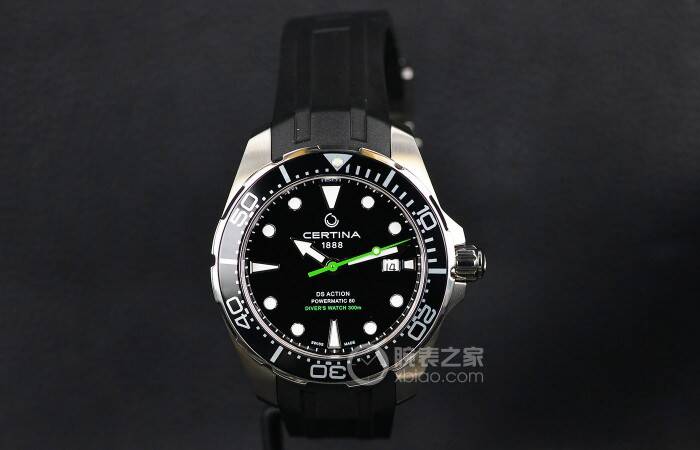 雪铁纳 硬朗有型 品鉴雪铁纳DS Action Diver动能系列橡胶带款自动潜水腕表